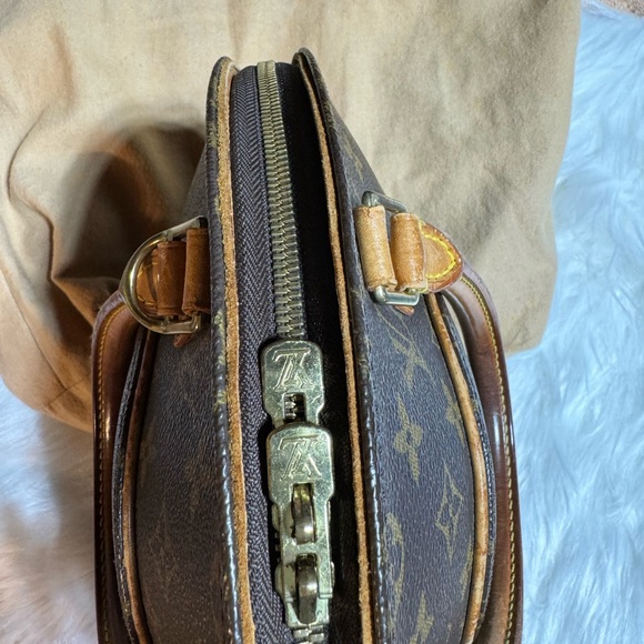 Louis Vuitton Ellipse Bag - Picture 4 of 11